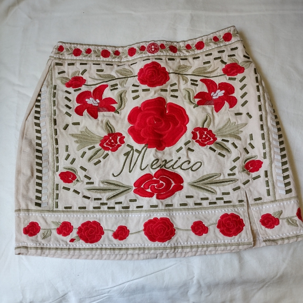 Herencia collection México size S skirt color cream and red